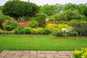 Outstanding Issaquah backyard landscaping in WA near 98027